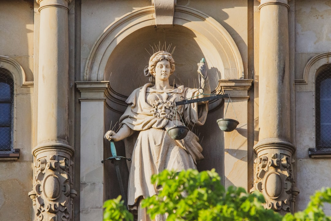 Statue d'une femme tenant la balance de la justice