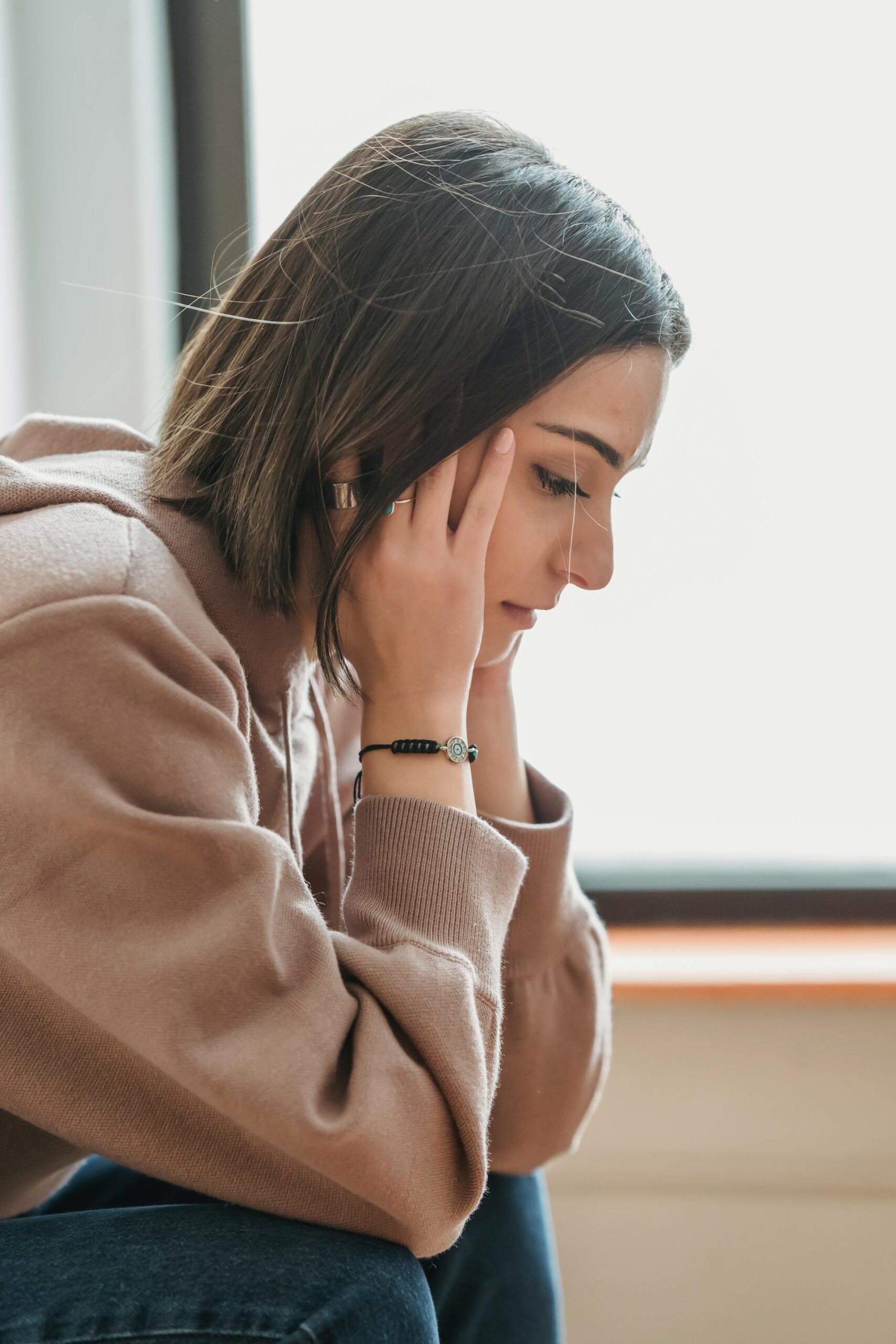 Femme recroquevillée sur elle-même