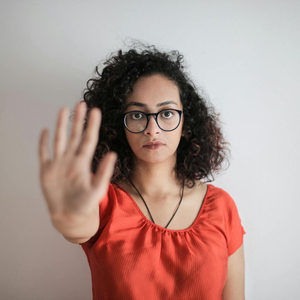 Femme montrant sa main pour dire stop